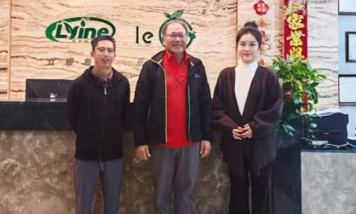 Customers from Malaysia come to our company to inspect the hydroponic system